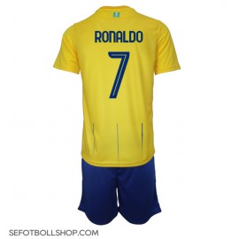 Billiga Al-Nassr Cristiano Ronaldo #7 Barnkläder Hemma fotbollskläder till baby 2023-24 Kortärmad (+ Korta byxor)